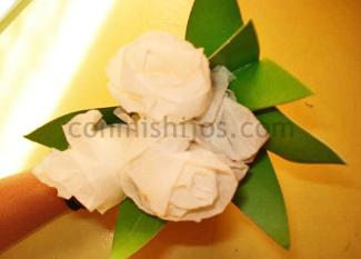 Ramo de rosas. Manualidad con servilletas o papel de cocina