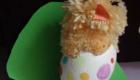 Pollito en su cáscara. Manualidades con huevos para niños
