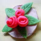 Medallón con rosas. Manualidades de plastilina para el Día de la madre