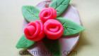 Medallón con rosas. Manualidades de plastilina para el Día de la madre