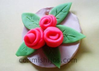 Medallón con rosas. Manualidades de plastilina para el Día de la madre