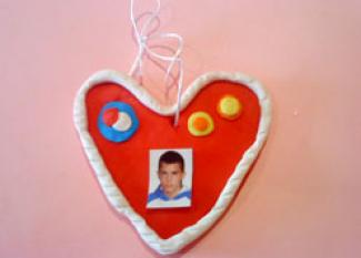 Medallón de corazón. Manualidad de plastilina para niños