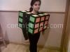 Disfraz de cubo de Rubik. Manualidad de Carnaval para hacer con niños