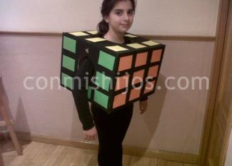 Disfraz de cubo de Rubik. Manualidad de Carnaval para hacer con niños