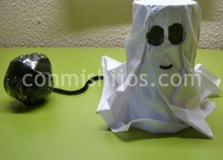 Fantasma de cartón. Manualidades de reciclaje