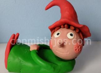 Duende de Papá Noel de plastilina. Manualidades para niños