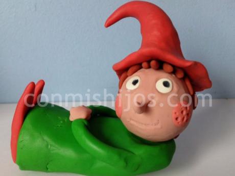 Duende de Papá Noel de plastilina. Manualidades para niños