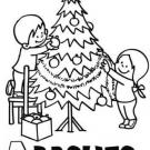 Arbolito de Navidad decorado con cintas por niños