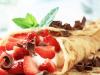 Crepes rellenas de fresas. Recetas de postres para niños