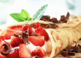 Crepes rellenas de fresas. Recetas de postres para niños