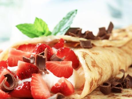 Crepes rellenas de fresas. Recetas de postres para niños