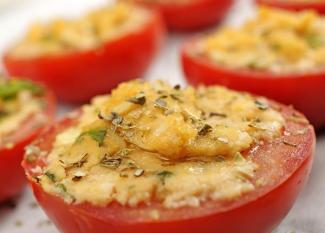 Tomates rellenos, receta fácil para cocinar con niños