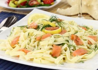 Ensalada de pasta con salmón. Recetas fáciles para niños