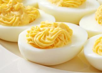 Huevos rellenos, receta clásica para niños