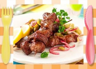 Pinchitos de carne con salsa de frutos secos. Receta fácil para niños