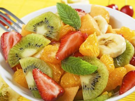 Macedonia de fresa, postre sano de frutas para niños