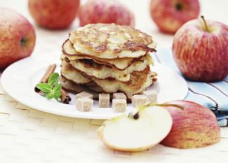 Tortitas o crepes de manzana. Meriendas para niños