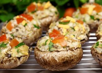 Champiñones rellenos. Receta de otoño para niños