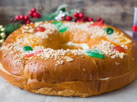 Roscón de Reyes relleno con nata. Receta navideña fácil