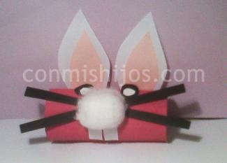 Conejo de Pascua con rollos de cartón. Manualides infantiles