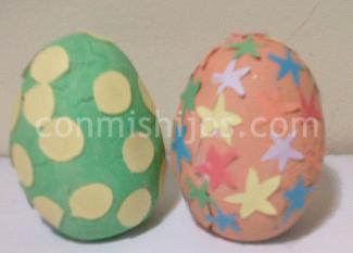 Huevo de Pascua de plastilina. Manualidades infantiles