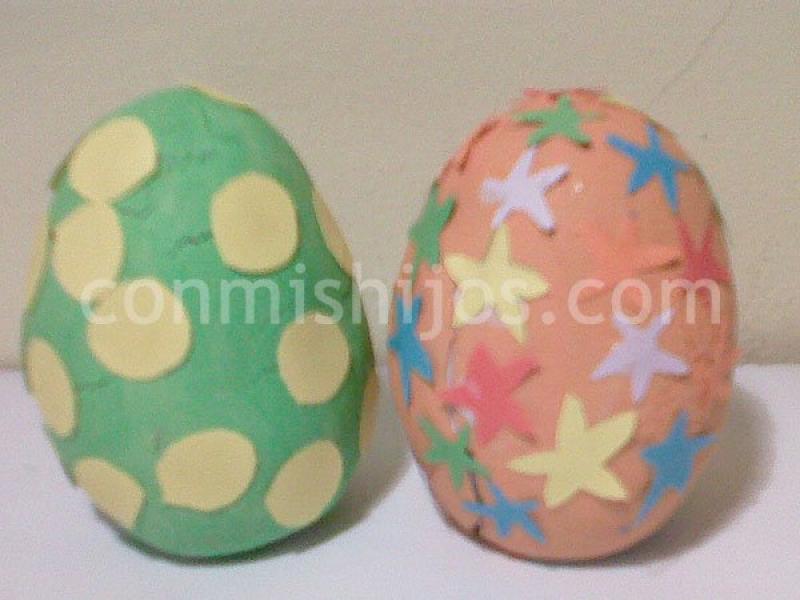 Huevo de Pascua de plastilina. Manualidades infantiles