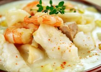 Sopa de pescado para la comida de Navidad. Recetas para niños