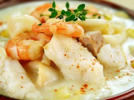 Sopa de pescado para la comida de Navidad. Recetas para niños