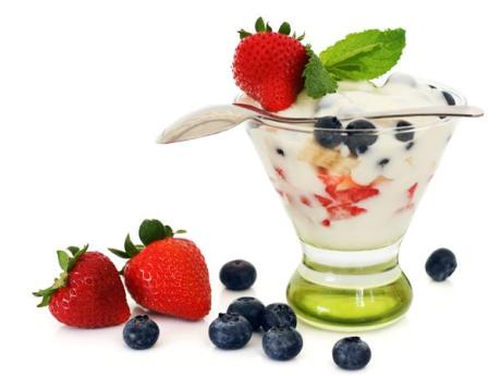 Receta de yogur con cereales y frutas para niños