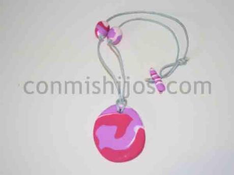 Collar de fimo. Manualidades caseras para niños