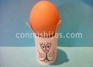 Soporte para huevos en forma de conejito. Manualidad infantil