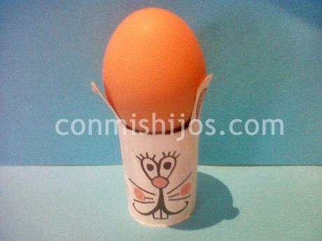 Soporte para huevos en forma de conejito. Manualidad infantil