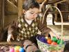 Niño con cesta de huevos de Pascua. Tarjeta virtual para los niños