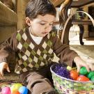 Niño con cesta de huevos de Pascua. Tarjeta virtual para los niños