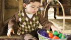 Niño con cesta de huevos de Pascua. Tarjeta virtual para los niños