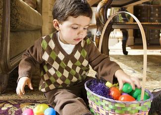 Niño con cesta de huevos de Pascua. Tarjeta virtual para los niños
