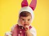 Niña disfrazada de conejo de Pascua. Tarjeta virtual para los niños
