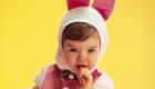 Niña disfrazada de conejo de Pascua. Tarjeta virtual para los niños