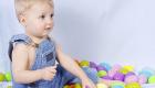 Niño jugando con huevos de Pascua. Tarjeta virtual para los niños