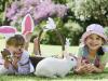 El conejo de Pascua y dos niñas. Tarjeta virtual para los niños