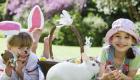 El conejo de Pascua y dos niñas. Tarjeta virtual para los niños