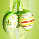 Huevos de Pascua en verde. Tarjeta virtual para los niños