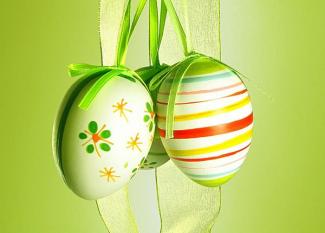 Huevos de Pascua en verde. Tarjeta virtual para los niños