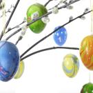 Árbol con huevos de Pascua. Tarjeta virtual para los niños