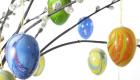 Árbol con huevos de Pascua. Tarjeta virtual para los niños