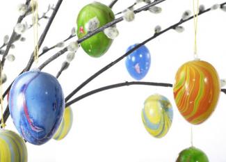 Árbol con huevos de Pascua. Tarjeta virtual para los niños