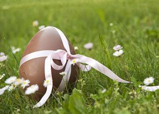 Huevo de Pascua con un lazo. Tarjeta virtual para los niños