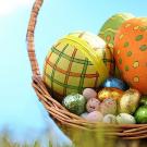 Cesta de huevos de Pascua. Tarjeta virtual para los niños