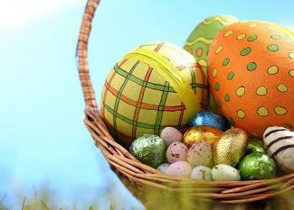 Cesta de huevos de Pascua. Tarjeta virtual para los niños