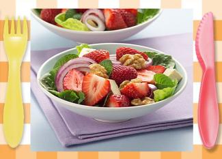 Ensalada de fresas y nueces. Receta sana para niños